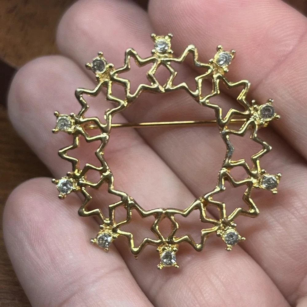 Vtg Gold Tone Star Wreath Rhinestone Circle Brooch Celestial Pin 1.5